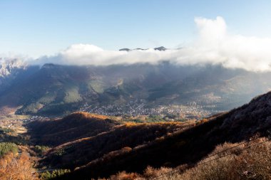 Balkan Dağları ve Vratsata Geçidi 'nin Muhteşem Sonbahar Manzarası, Bulgaristan