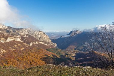 Balkan Dağları ve Vratsata Geçidi 'nin Muhteşem Sonbahar Manzarası, Bulgaristan