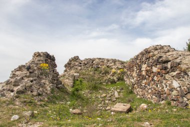 Bulgaristan 'ın Kardzhali kenti yakınlarındaki Studen Kladenets barajının güney sahilindeki antik Vishegrad Kalesi kalıntıları