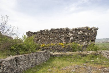 Bulgaristan 'ın Kardzhali kenti yakınlarındaki Studen Kladenets barajının güney sahilindeki antik Vishegrad Kalesi kalıntıları