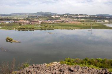 Bulgaristan 'ın Kardzhali kenti yakınlarındaki Studen Kladenets barajının güney sahilindeki antik Vishegrad Kalesi kalıntıları