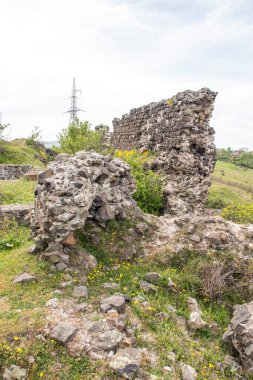 Bulgaristan 'ın Kardzhali kenti yakınlarındaki Studen Kladenets barajının güney sahilindeki antik Vishegrad Kalesi kalıntıları
