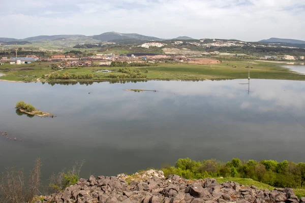 Bulgaristan 'ın Kardzhali kenti yakınlarındaki Studen Kladenets barajının güney sahilindeki antik Vishegrad Kalesi kalıntıları