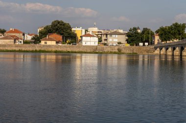 SVILENGRAD, BULGARIA - 19 Temmuz 2020: Maritsa Nehri üzerindeki 16. yüzyıl Mustafa Paşa Köprüsü (Eski Köprü) Bulgaristan 'ın Haskovo Bölgesi, Svilengrad kentindeki