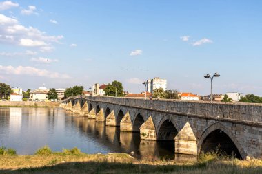 SVILENGRAD, BULGARIA - 19 Temmuz 2020: Maritsa Nehri üzerindeki 16. yüzyıl Mustafa Paşa Köprüsü (Eski Köprü) Bulgaristan 'ın Haskovo Bölgesi, Svilengrad kentindeki