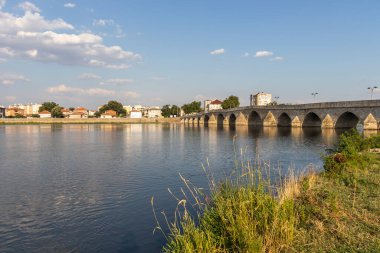 SVILENGRAD, BULGARIA - 19 Temmuz 2020: Maritsa Nehri üzerindeki 16. yüzyıl Mustafa Paşa Köprüsü (Eski Köprü) Bulgaristan 'ın Haskovo Bölgesi, Svilengrad kentindeki