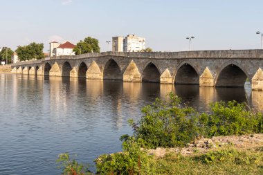 SVILENGRAD, BULGARIA - 19 Temmuz 2020: Maritsa Nehri üzerindeki 16. yüzyıl Mustafa Paşa Köprüsü (Eski Köprü) Bulgaristan 'ın Haskovo Bölgesi, Svilengrad kentindeki