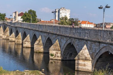 SVILENGRAD, BULGARIA - 19 Temmuz 2020: Maritsa Nehri üzerindeki 16. yüzyıl Mustafa Paşa Köprüsü (Eski Köprü) Bulgaristan 'ın Haskovo Bölgesi, Svilengrad kentindeki