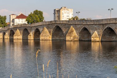 SVILENGRAD, BULGARIA - 19 Temmuz 2020: Maritsa Nehri üzerindeki 16. yüzyıl Mustafa Paşa Köprüsü (Eski Köprü) Bulgaristan 'ın Haskovo Bölgesi, Svilengrad kentindeki