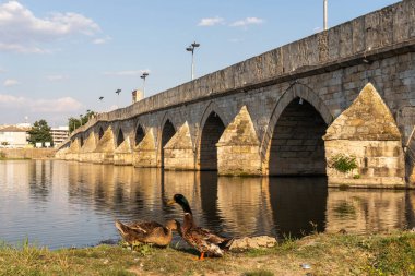 SVILENGRAD, BULGARIA - 19 Temmuz 2020: Maritsa Nehri üzerindeki 16. yüzyıl Mustafa Paşa Köprüsü (Eski Köprü) Bulgaristan 'ın Haskovo Bölgesi, Svilengrad kentindeki