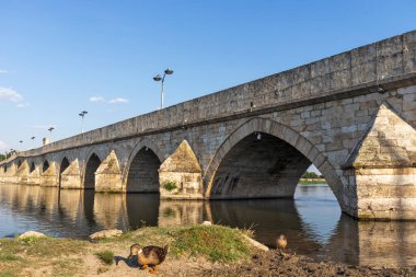 SVILENGRAD, BULGARIA - 19 Temmuz 2020: Maritsa Nehri üzerindeki 16. yüzyıl Mustafa Paşa Köprüsü (Eski Köprü) Bulgaristan 'ın Haskovo Bölgesi, Svilengrad kentindeki