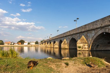 SVILENGRAD, BULGARIA - 19 Temmuz 2020: Maritsa Nehri üzerindeki 16. yüzyıl Mustafa Paşa Köprüsü (Eski Köprü) Bulgaristan 'ın Haskovo Bölgesi, Svilengrad kentindeki