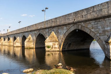 SVILENGRAD, BULGARIA - 19 Temmuz 2020: Maritsa Nehri üzerindeki 16. yüzyıl Mustafa Paşa Köprüsü (Eski Köprü) Bulgaristan 'ın Haskovo Bölgesi, Svilengrad kentindeki