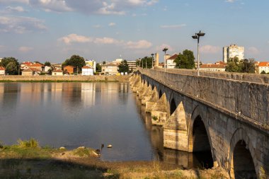 SVILENGRAD, BULGARIA - 19 Temmuz 2020: Maritsa Nehri üzerindeki 16. yüzyıl Mustafa Paşa Köprüsü (Eski Köprü) Bulgaristan 'ın Haskovo Bölgesi, Svilengrad kentindeki