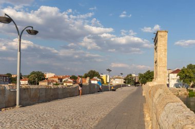 SVILENGRAD, BULGARIA - 19 Temmuz 2020: Maritsa Nehri üzerindeki 16. yüzyıl Mustafa Paşa Köprüsü (Eski Köprü) Bulgaristan 'ın Haskovo Bölgesi, Svilengrad kentindeki