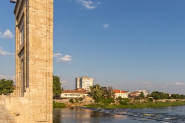 SVILENGRAD, BULGARIA - 19 Temmuz 2020: Maritsa Nehri üzerindeki 16. yüzyıl Mustafa Paşa Köprüsü (Eski Köprü) Bulgaristan 'ın Haskovo Bölgesi, Svilengrad kentindeki