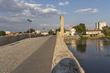 SVILENGRAD, BULGARIA - 19 Temmuz 2020: Maritsa Nehri üzerindeki 16. yüzyıl Mustafa Paşa Köprüsü (Eski Köprü) Bulgaristan 'ın Haskovo Bölgesi, Svilengrad kentindeki