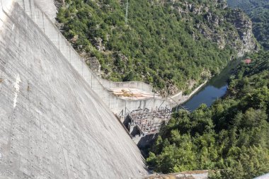 Bulgaristan 'ın Filibe Bölgesi, Rodop Dağları' ndaki Vacha (Antonivanovtsi) barajının şaşırtıcı manzarası