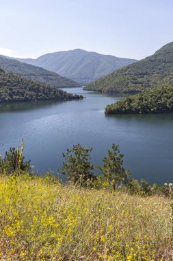 Bulgaristan 'ın Filibe Bölgesi, Rodop Dağları' ndaki Vacha (Antonivanovtsi) barajının şaşırtıcı manzarası