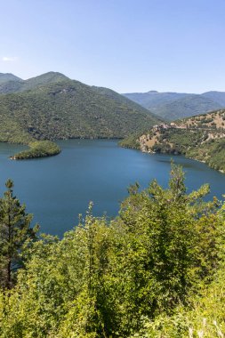 Bulgaristan 'ın Filibe Bölgesi, Rodop Dağları' ndaki Vacha (Antonivanovtsi) barajının şaşırtıcı manzarası