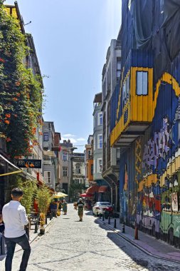 İstanbul, Türkiye - 27 Temmuz 2019: İstanbul 'un Balat ilçesinde tipik sokak ve bina