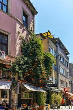 İstanbul, Türkiye - 27 Temmuz 2019: İstanbul 'un Balat ilçesinde tipik sokak ve bina
