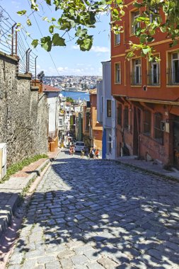 İstanbul, Türkiye - 27 Temmuz 2019: İstanbul 'un Balat ilçesinde tipik sokak ve bina