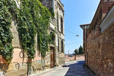 İstanbul, Türkiye - 27 Temmuz 2019: İstanbul 'un Balat ilçesinde tipik sokak ve bina
