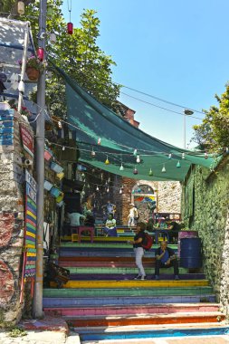 İstanbul, Türkiye - 27 Temmuz 2019: İstanbul 'un Balat ilçesinde tipik sokak ve bina