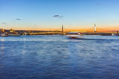 İSTANBUL, TURKEY - 27 Temmuz 2019: İstanbul, Türkiye 'de Altın Boynuz' un şaşırtıcı Günbatımı manzarası