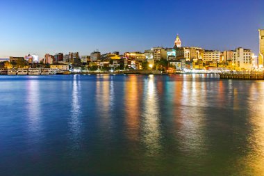İSTANBUL, TURKEY - 27 Temmuz 2019: İstanbul, Türkiye 'de Altın Boynuz' un şaşırtıcı Günbatımı manzarası