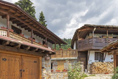 Bulgaristan 'ın Blagoevgrad Bölgesi, Otantik 19. yüzyıl evleriyle Kovaçevitsa köyü
