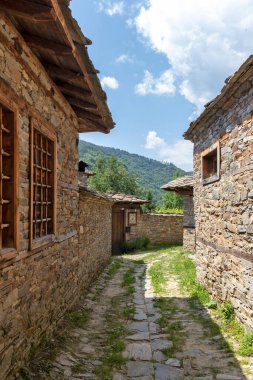 Bulgaristan 'ın Blagoevgrad Bölgesi, Otantik 19. yüzyıl evleriyle Kovaçevitsa köyü