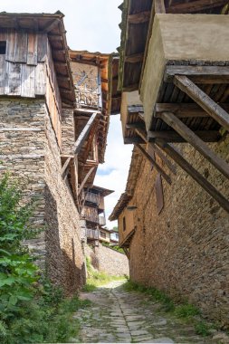 Bulgaristan 'ın Blagoevgrad Bölgesi, Otantik 19. yüzyıl evleriyle Kovaçevitsa köyü