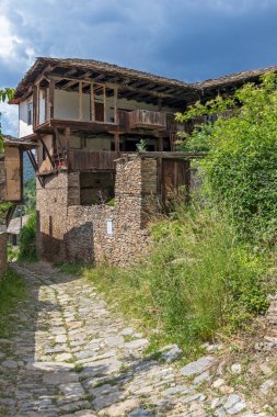 Bulgaristan 'ın Blagoevgrad Bölgesi, Otantik 19. yüzyıl evleriyle Kovaçevitsa köyü