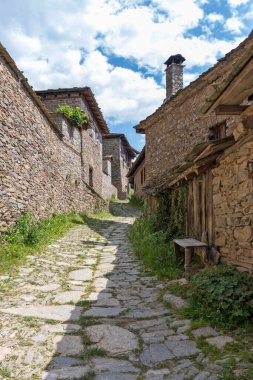 Bulgaristan 'ın Blagoevgrad Bölgesi, Otantik 19. yüzyıl evleriyle Kovaçevitsa köyü