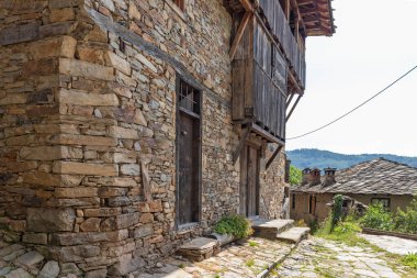 Bulgaristan 'ın Blagoevgrad Bölgesi, Otantik 19. yüzyıl evleriyle Kovaçevitsa köyü