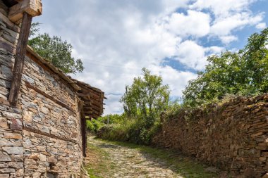 Bulgaristan 'ın Blagoevgrad Bölgesi, Otantik 19. yüzyıl evleriyle Kovaçevitsa köyü