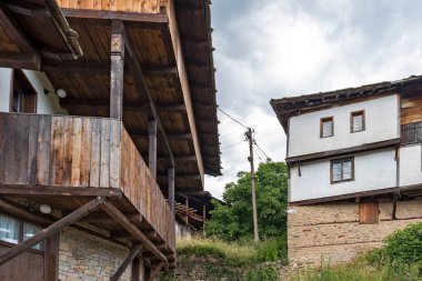 Bulgaristan 'ın Blagoevgrad Bölgesi, Otantik 19. yüzyıl evleriyle Kovaçevitsa köyü