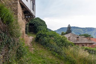 Bulgaristan 'ın Blagoevgrad Bölgesi, Otantik 19. yüzyıl evleriyle Kovaçevitsa köyü