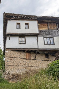 Bulgaristan 'ın Blagoevgrad Bölgesi, Otantik 19. yüzyıl evleriyle Kovaçevitsa köyü