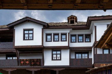 Bulgaristan 'ın Blagoevgrad Bölgesi, Otantik 19. yüzyıl evleriyle Kovaçevitsa köyü