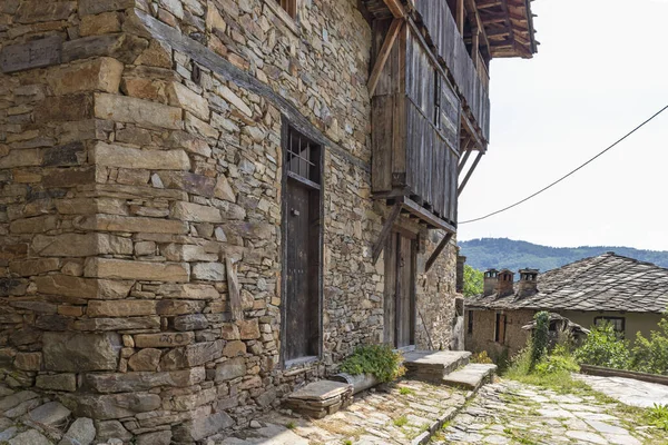Bulgaristan 'ın Blagoevgrad Bölgesi, Otantik 19. yüzyıl evleriyle Kovaçevitsa köyü