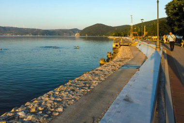 GOLUBAC, SERBIA - 11 Ağustos 2019: Sırbistan 'ın Golubac kentindeki Costal Caddesi ve Tuna Nehri' nin şaşırtıcı Günbatımı manzarası