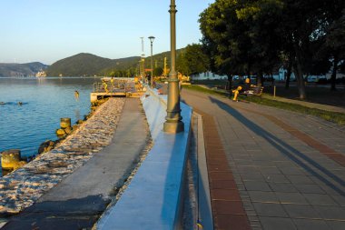 GOLUBAC, SERBIA - 11 Ağustos 2019: Sırbistan 'ın Golubac kentindeki Costal Caddesi ve Tuna Nehri' nin şaşırtıcı Günbatımı manzarası