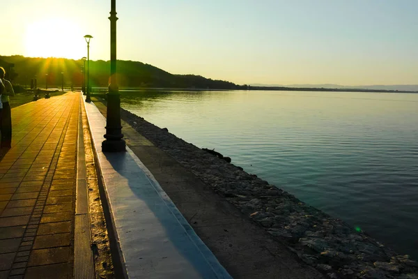 Golubac Serbia 2019年8月11日 セルビア ゴルバツの町で コストのかかる通りとドナウ川の素晴らしい夕日の風景 — ストック写真