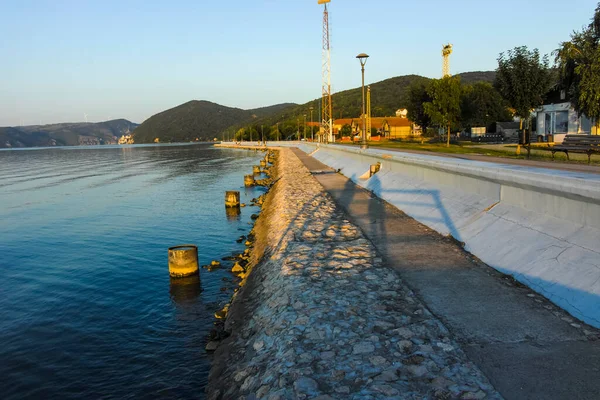 Golubac Serbia 2019年8月11日 セルビア ゴルバツの町で コストのかかる通りとドナウ川の素晴らしい夕日の風景 — ストック写真