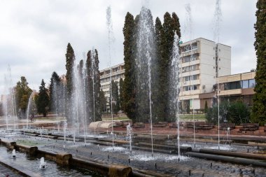 MONTANA, BULGARIA - 22 Kasım 2020: Bulgaristan 'ın Montana kentinin merkezindeki çeşme