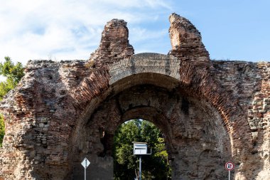 Güney kapısı, Bulgaristan 'ın Filibe Bölgesi' nin Hisarya kentindeki antik Diocletianopolis kentinde Roma tahkimatlarındaki develer olarak biliniyor.