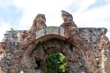 Güney kapısı, Bulgaristan 'ın Filibe Bölgesi' nin Hisarya kentindeki antik Diocletianopolis kentinde Roma tahkimatlarındaki develer olarak biliniyor.